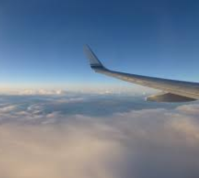 Aile d'avion dans les nuages