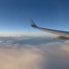 Aile d'avion dans les nuages